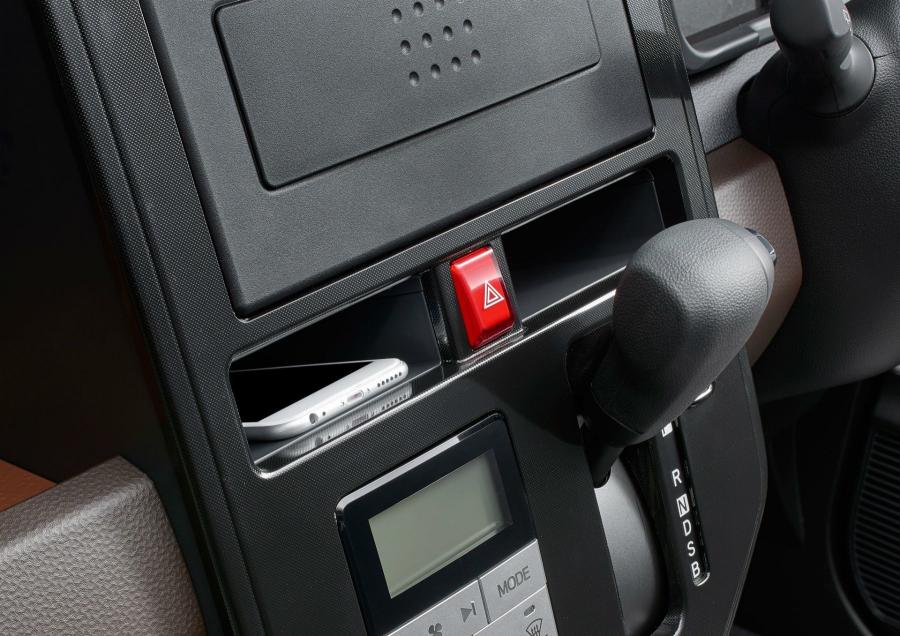 Детали интерьера Toyota Roomy 2016 года  (фото 6 из 28)